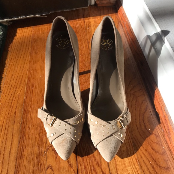 Suede khaki BCBG 4” heels gold buckle size 10 - Picture 6 of 7